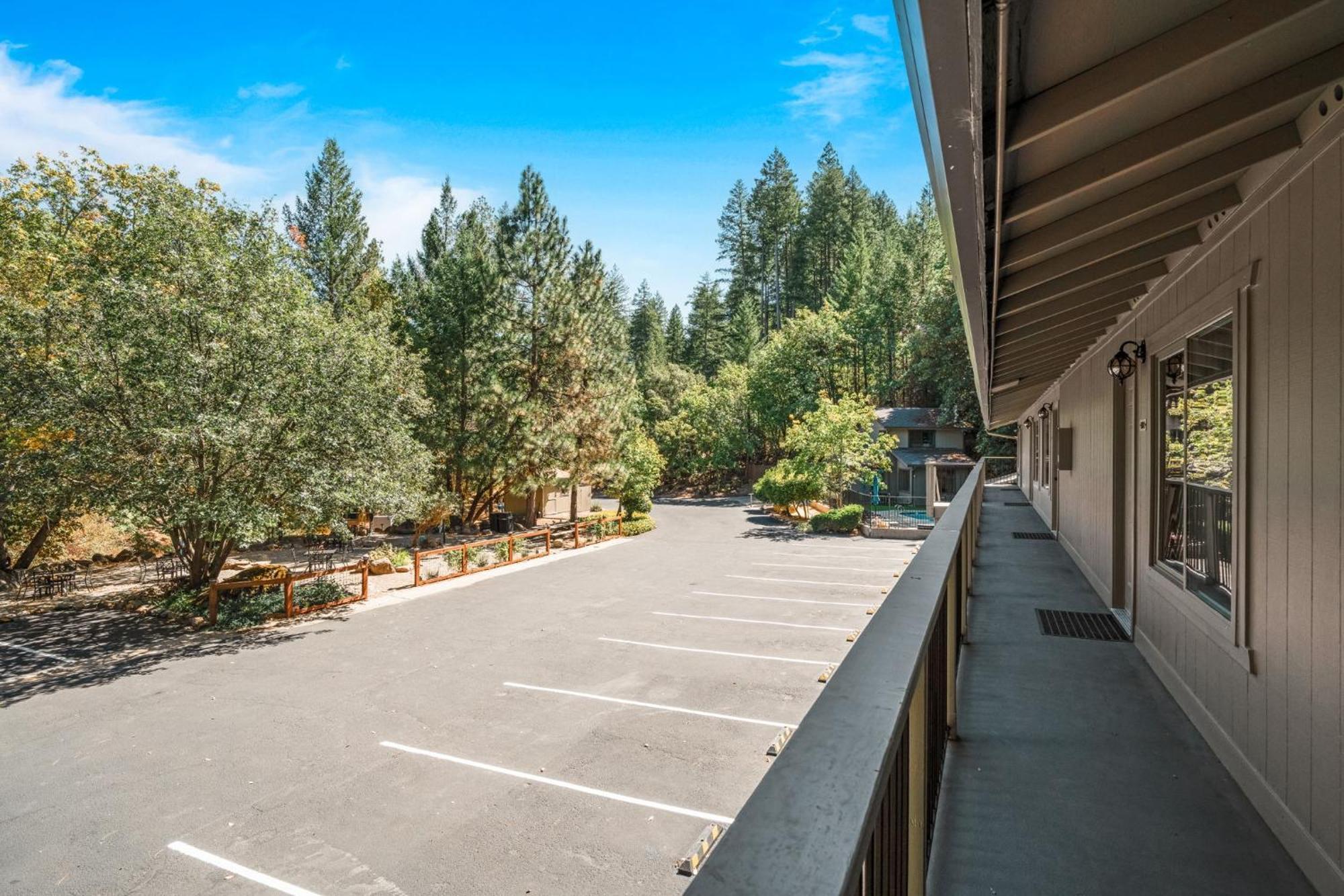 The Fainting Couch Boutique Hotel Cobb Exterior photo